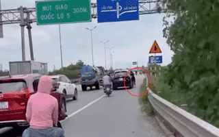 Video: Xôn xao hình ảnh người phụ nữ bị ô tô kéo lê, tài xế bỏ mặc, phóng xe bỏ chạy