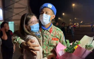 Video: Xúc động khoảnh khắc ngày trở về quê hương của 30 chiến sĩ ‘mũ nồi xanh’