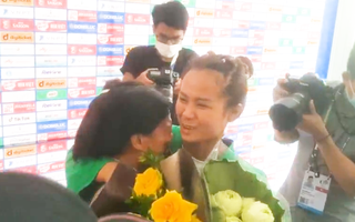 Video: Tô Thị Trang bật khóc khi giành huy chương vàng đầu tiên cho đoàn thể thao Việt Nam
