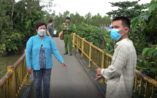 Video: Bắt thanh niên ‘ngáo đá’ dùng dao uy hiếp, cướp xe người phụ nữ bán cá