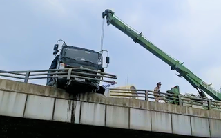 Video: Xe tải tông gãy lan can, nằm chênh vênh trên cầu vượt Amata ở Biên Hòa