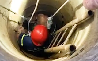Video: Cứu người đàn ông mắc kẹt dưới giếng nhiều giờ ở Thanh Hóa
