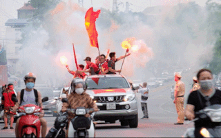 Video: Cổ động viên diễu hành, đốt pháo sáng cổ vũ trước trận đấu giữa U23 Việt Nam với U23 Myanmar