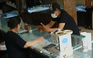 Video: Truy tìm thanh niên vào tiệm vàng, đeo thử nhẫn 5 chỉ rồi lên xe máy tẩu thoát