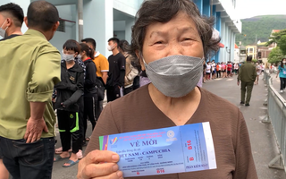 Video: Cụ bà ‘khoe’ vé miễn phí xem trận tuyển nữ Việt Nam - Campuchia