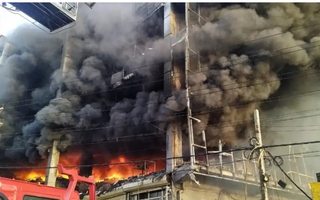Video: Cháy dữ dội tại một tòa nhà ở thủ đô New Delhi khiến hàng chục người thương vong