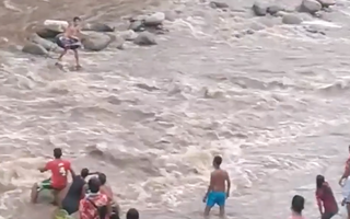 Video: Một du khách bị mắc kẹt giữa dòng nước chảy xiết do mải mê chụp ảnh