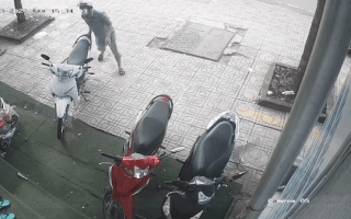 Video: Khoảnh khắc trộm xe máy bên trong chứa 300 triệu và sổ tiết kiệm 2,7 tỉ đồng ở Bình Phước