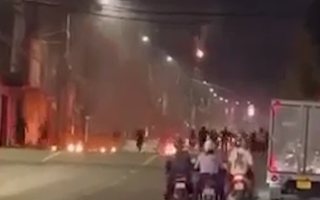 Video: Hai băng nhóm tấn công nhau bằng bom xăng kinh hoàng ở Đồng Nai