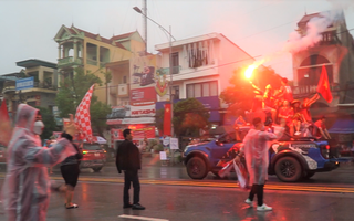 Video: Khán giả đội mưa đến sân Việt Trì 'tiếp lửa' cho U23 Việt Nam - U23 Timor Leste