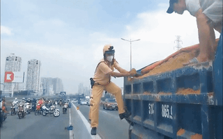 Video: Dầu nhớt đổ trên cầu Sài Gòn, CSGT dừng xe tải xin cát ‘cứu nguy’ cho người đi đường
