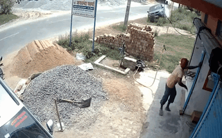 Video: Khoảnh khắc ô tô mất lái, hất tung đống gạch bên đường ở Ấn Độ