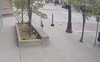 Video: Khoảnh khắc xe ô tô lao như chớp vào trung tâm hội nghị
