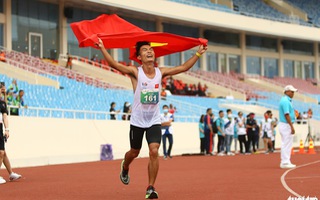Video: Khoảnh khắc Hoàng Nguyên Thanh giành tấm HCV lịch sử cho marathon Việt Nam