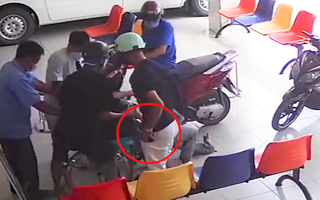 Video: Nghi vấn một thanh niên lấy ví có nhiều tài sản của người bị tai nạn rồi 'biệt tăm'