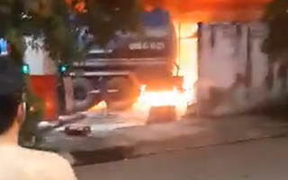 Video: Xe máy phát nổ rồi bốc cháy, lửa bén sang xe bồn đang bơm xăng xuống bể chứa