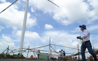 Video: Thiết bị điện gió ở Bến Tre phải ‘đắp mền’ vì người dân rào chắn đường