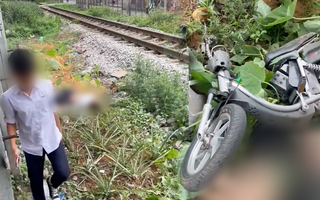 Video: Trên đường đến trường, 2 nam sinh 14 tuổi bị tàu lửa tông trúng, một em tử vong