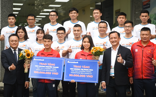 Video: Hoàng Nguyên Thanh được thưởng nóng 100 triệu đồng cho chiếc HCV marathon lịch sử