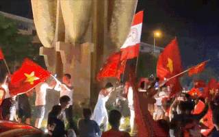 Video: Vui như trẩy hội, CĐV tưng bừng ăn mừng chiến thắng của tuyển nữ Việt Nam