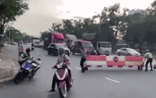 Video: Bảo vệ Phú Mỹ Hưng kéo barie chắn ngang đường để bắt cướp
