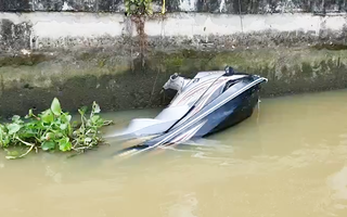Video: Lái môtô nước đi câu cá, ghé nhà hàng ăn uống rồi tông vào sà lan trên sông Sài Gòn, 2 người tử vong