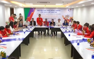 Video: Đội tuyển nữ Việt Nam nhận thưởng 4,6 tỉ đồng sau khi giành HCV SEA Games 31