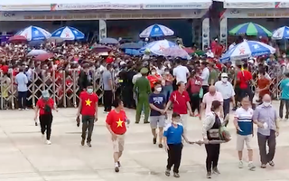 Video: Hàng ngàn CĐV chen lấn, xô đẩy vào xem chung kết bóng chuyền nam