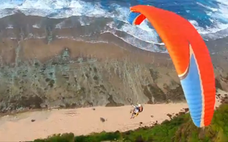 Video: Ngắm dù lượn trên đảo Lý Sơn