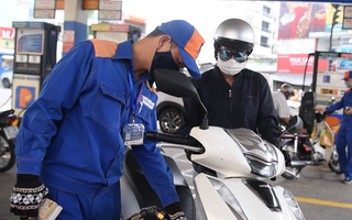 Video: Giá xăng liên tục lập mức kỷ lục, đang cao nhất lịch sử, RON95 vượt mốc 30.000 đồng/lít