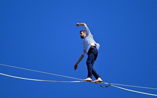 Video: ‘Thót tim’ xem người đàn ông đi dây trên không 2,2km, lập kỷ lục thế giới