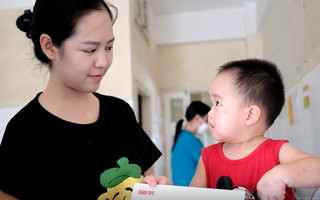 Video: Bệnh nhi ung thư ở Đà Nẵng phấn khích nhận quà từ chương trình 'Ước mơ của Thúy'