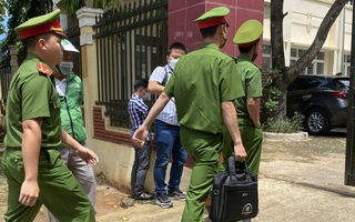 Video nóng: Đọc lệnh khởi tố, bắt tạm giam giám đốc và 4 cán bộ tại CDC Đắk Lắk