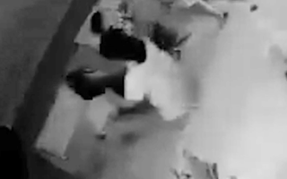 Video: Bảo mẫu trùm túi nilông đánh trẻ bị phạt hơn 3,7 triệu, phải 'xin lỗi người bị xâm phạm'