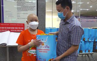 Video: ‘Ước mơ của Thúy’ trao gần 400 phần quà cho bệnh nhi ung thư tại Hà Nội