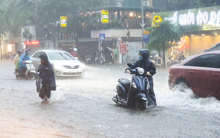 Video: Nhiều người dân phải dắt bộ do nước ngập quá bánh xe chiều 29-5 ở Hà Nội