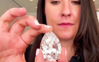 Video: Cận cảnh viên kim cương trắng lớn nhất thế giới có giá hơn 20 triệu USD