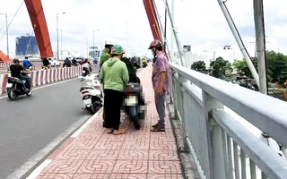 Video: Hai sinh viên hô hoán nhờ người cứu cô gái nhảy xuống sông ở khu vực cầu Bình Lợi