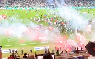 Video: Nhiều tiếng nổ vang lên, hàng trăm cổ động viên tràn xuống sân khi đội nhà rớt hạng