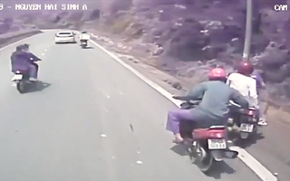 Video: Thanh niên đi xe máy dùng tay níu xe khác đang đổ nhanh xuống đèo do mất thắng
