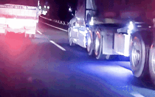 Video: Tình huống nguy hiểm, gạch rơi từ xe tải văng trúng ô tô trên đường cao tốc
