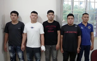 Video: Tạm giữ hình sự 5 nghi can đánh gục 2 người trước quán karaoke