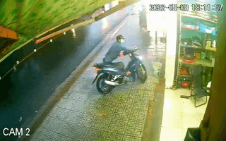 Video: Chủ nhà trượt chân té ngã, bất lực nhìn kẻ gian lấy trộm xe máy ở Bình Dương