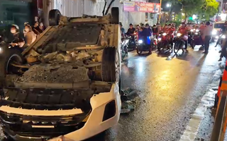 Video: Ô tô tông dải phân cách, lật ngửa giữa đường, nữ tài xế bị thương nhẹ