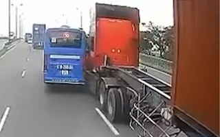 Video: Hoảng hồn xe buýt va container trên Xa lộ Hà Nội, đình chỉ tài xế, học lại lớp nghiệp vụ