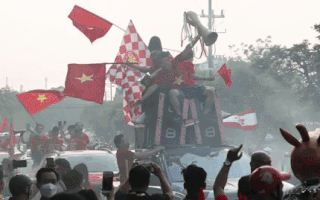 Video: Hàng trăm CĐV đốt pháo sáng trước sân Việt Trì, U23 Việt Nam quyết đấu với U23 Indonesia