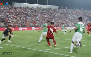 Video: Bóng lăn dài trước khung thành U23 Indonesia, CĐV Việt Nam tiếc nuối