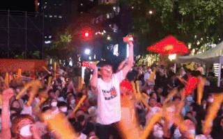 Video: Hàng ngàn CĐV vỡ oà với chiến thắng của U23 Việt Nam