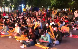 Video: Hàng ngàn cổ động viên đổ về phố đi bộ Nguyễn Huệ xem trận U23 Việt Nam - U23 Indonesia