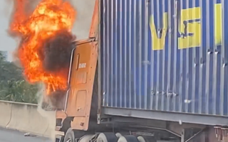 Video: Container cháy rụi trên cao tốc TP.HCM - Long Thành - Dầu Giây